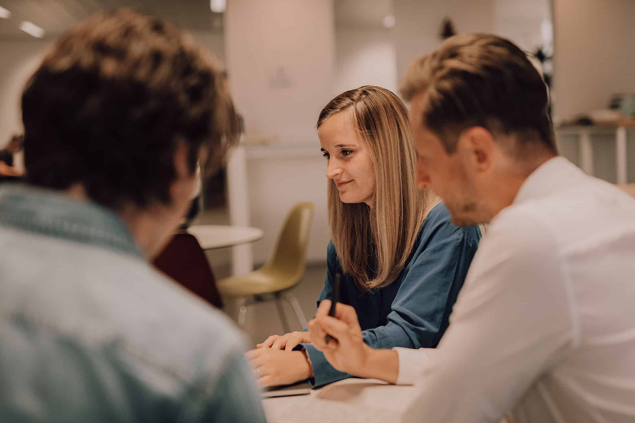 Collega's van Xylos overleggen samen aan tafel